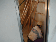各部屋の壁に木を敷設している