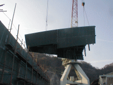 AP-1ブロックを西側定盤へ移動中