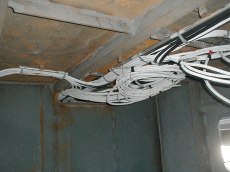 居住区用の電線を天井に敷設しておく