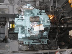 船尾部へ逆転機(R/G)も据え付ける